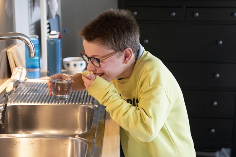 Opgroeiende kinderen hebben zuiver drinkwater nodig voor hun gezondheid