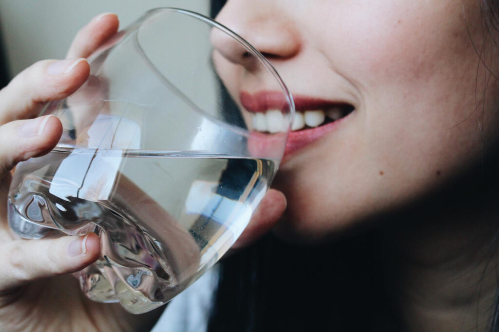 Glas zuiver drinkwater en mond